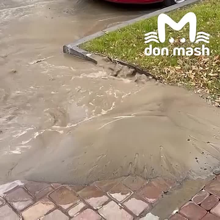 Мощный прорыв труб в ЖК "Персона" в Ростове — вода дошла до первого этажа