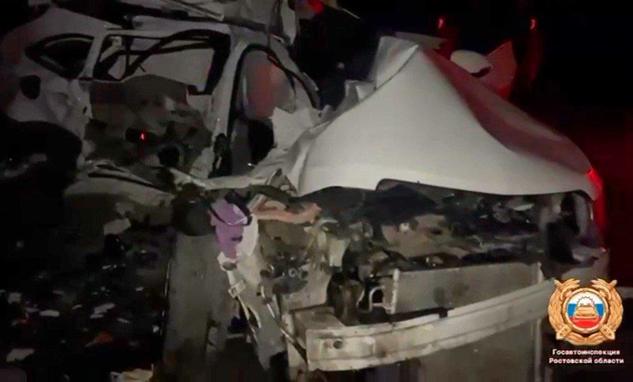 9-летний пассажир и взрослый водитель Chevrolet Cruze погибли в результате аварии на автодороге "Шахты-Раздорская", сообщили в Госавтоинспекции по Ростовской области