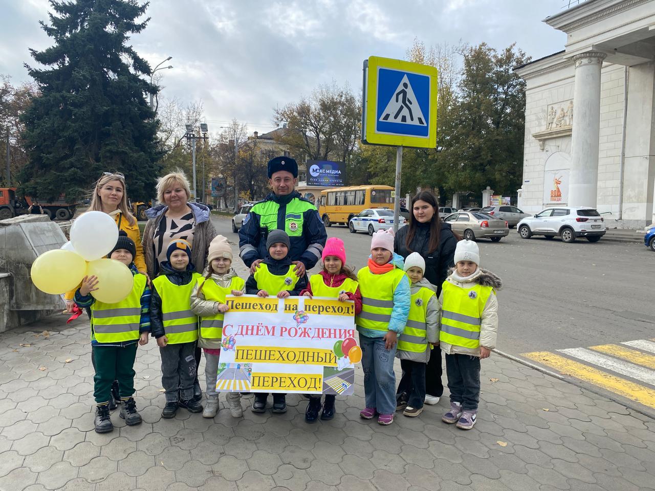 В Каменске-Шахтинском инспектор по пропаганде БДД Отделения Госавтоинспекции провел акцию «Засветись» В Каменске-Шахтинском инспектор по пропаганде БДД Отделения Госавтоинспекции провел акцию «Засветись»