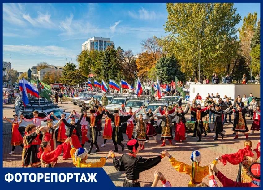 Фоторепортаж: в Ростове отметили День народного единства большим хороводом