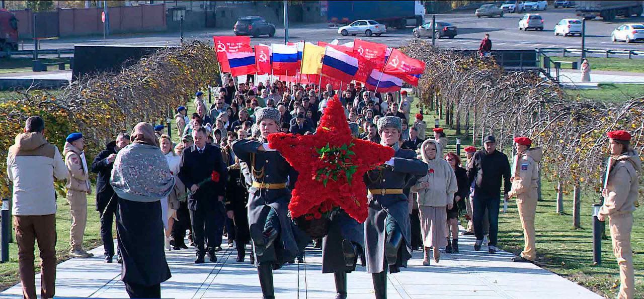 В честь Дня народного единства на донском мемориале "Самбекские высоты" финишировала Межрегиональная патриотическая эстафета "Венок Славы"