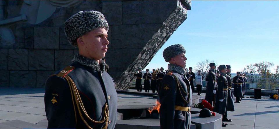 В честь Дня народного единства на донском мемориале "Самбекские высоты" финишировала Межрегиональная патриотическая эстафета "Венок Славы" В честь Дня народного единства на донском мемориале "Самбекские высоты" финишировала Межрегиональная патриотическая эстафета "Венок Славы"