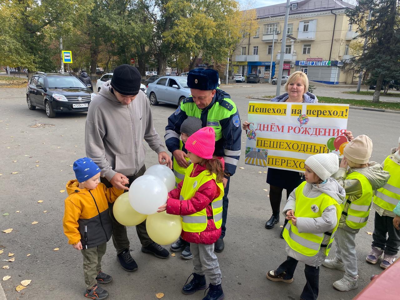 В Каменске-Шахтинском инспектор по пропаганде БДД Отделения Госавтоинспекции провел акцию «Засветись»