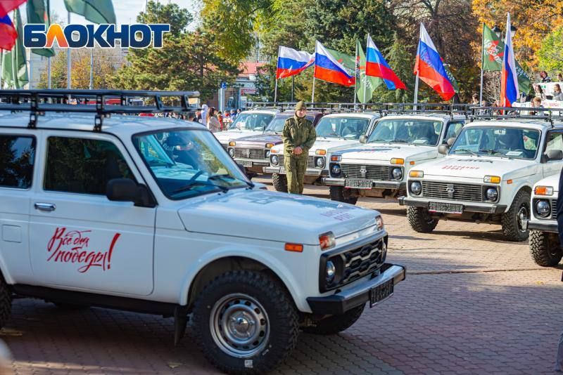 Фоторепортаж: в Ростове отметили День народного единства большим хороводом Фоторепортаж: в Ростове отметили День народного единства большим хороводом