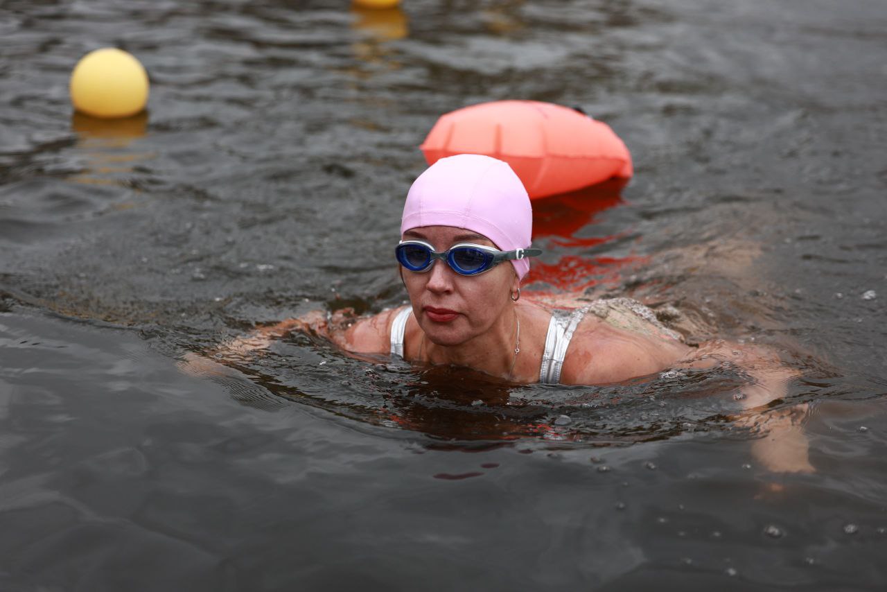 Кто-то утепляется, а они скидывают с себя всё! Кто-то утепляется, а они скидывают с себя всё!