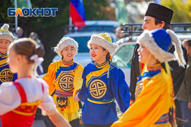 Фоторепортаж: в Ростове отметили День народного единства большим хороводом Фоторепортаж: в Ростове отметили День народного единства большим хороводом