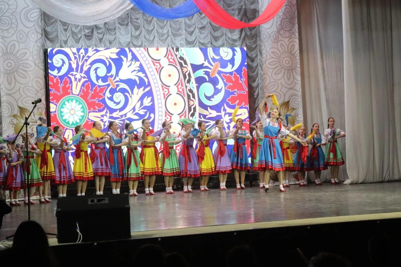 В Шахтах отметили День Народного Единства концертом и сбором гуманитарной помощи