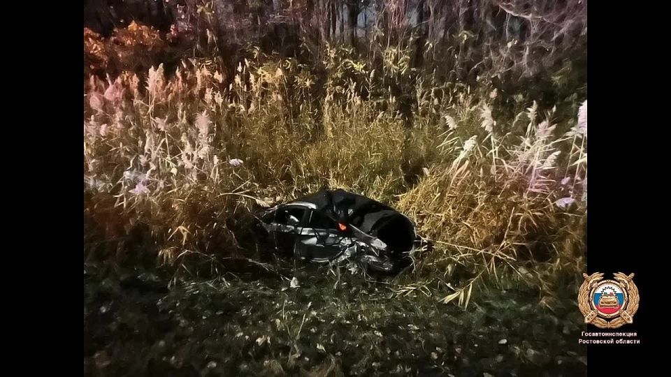 Под Волгодонском, возле хутора Потапов, произошла авария с участием микроавтобуса, в котором находилась детская хоккейная команда, и двух легковых автомобилей