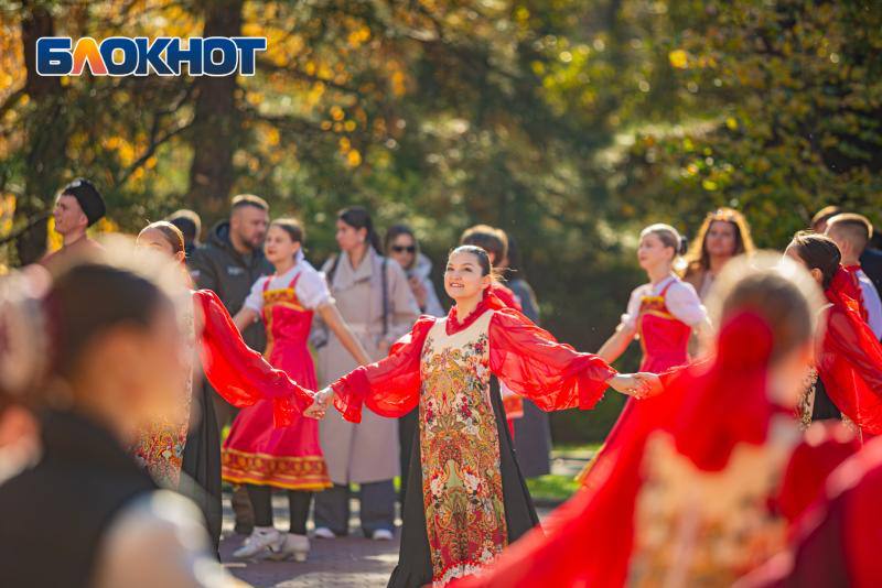 Фоторепортаж: в Ростове отметили День народного единства большим хороводом Фоторепортаж: в Ростове отметили День народного единства большим хороводом
