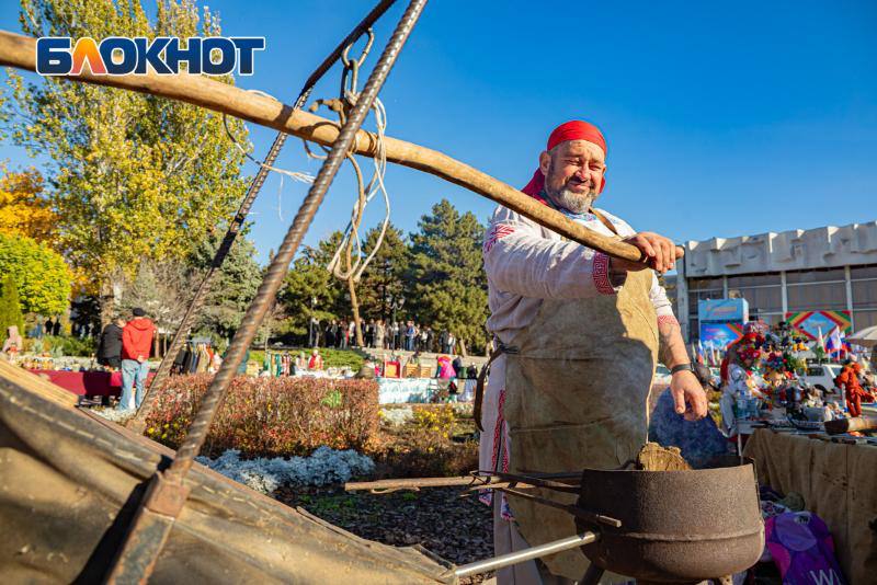 Фоторепортаж: в Ростове отметили День народного единства большим хороводом Фоторепортаж: в Ростове отметили День народного единства большим хороводом