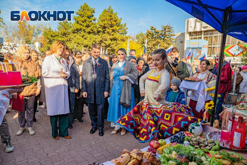 Фоторепортаж: в Ростове отметили День народного единства большим хороводом Фоторепортаж: в Ростове отметили День народного единства большим хороводом