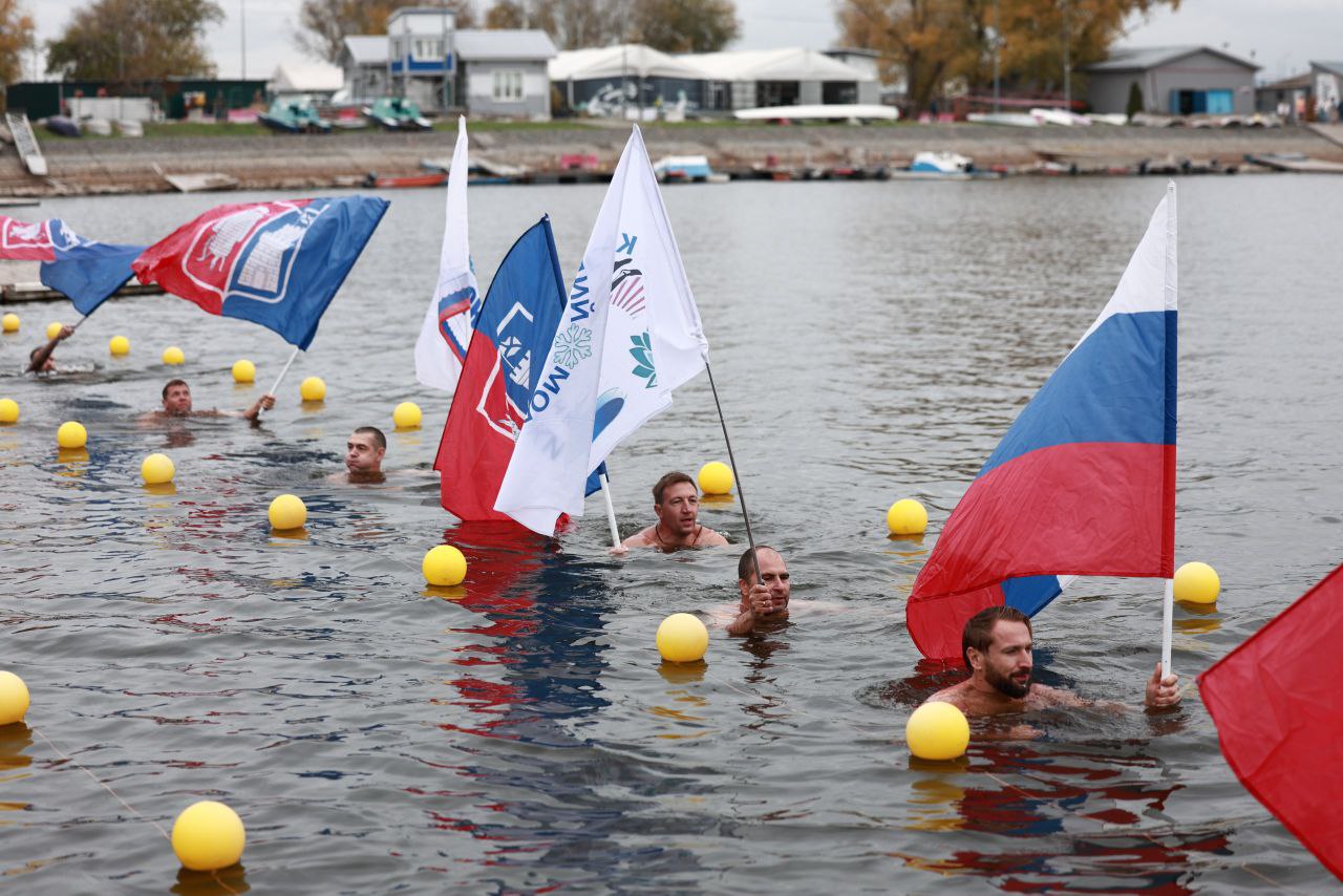 Кто-то утепляется, а они скидывают с себя всё! Кто-то утепляется, а они скидывают с себя всё!