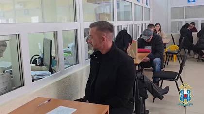 36-летний немец Хайнрих Кляйн, всю жизнь чувствовавший тягу к России из-за своих донских казачьих корней, переехал с семьёй в Ростовскую область 36-летний немец Хайнрих Кляйн, всю жизнь чувствовавший тягу к России из-за своих донских казачьих корней, переехал с семьёй в Ростовскую область