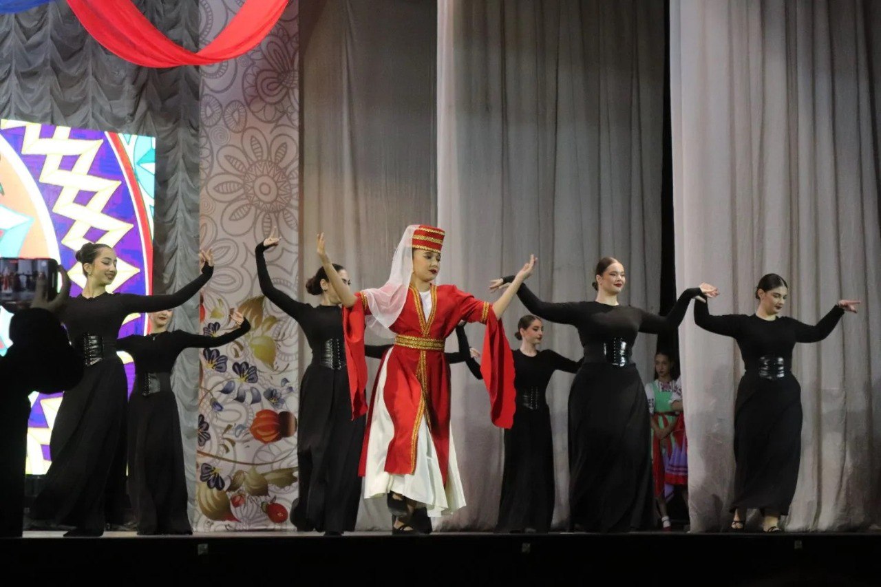 В Шахтах отметили День Народного Единства концертом и сбором гуманитарной помощи В Шахтах отметили День Народного Единства концертом и сбором гуманитарной помощи