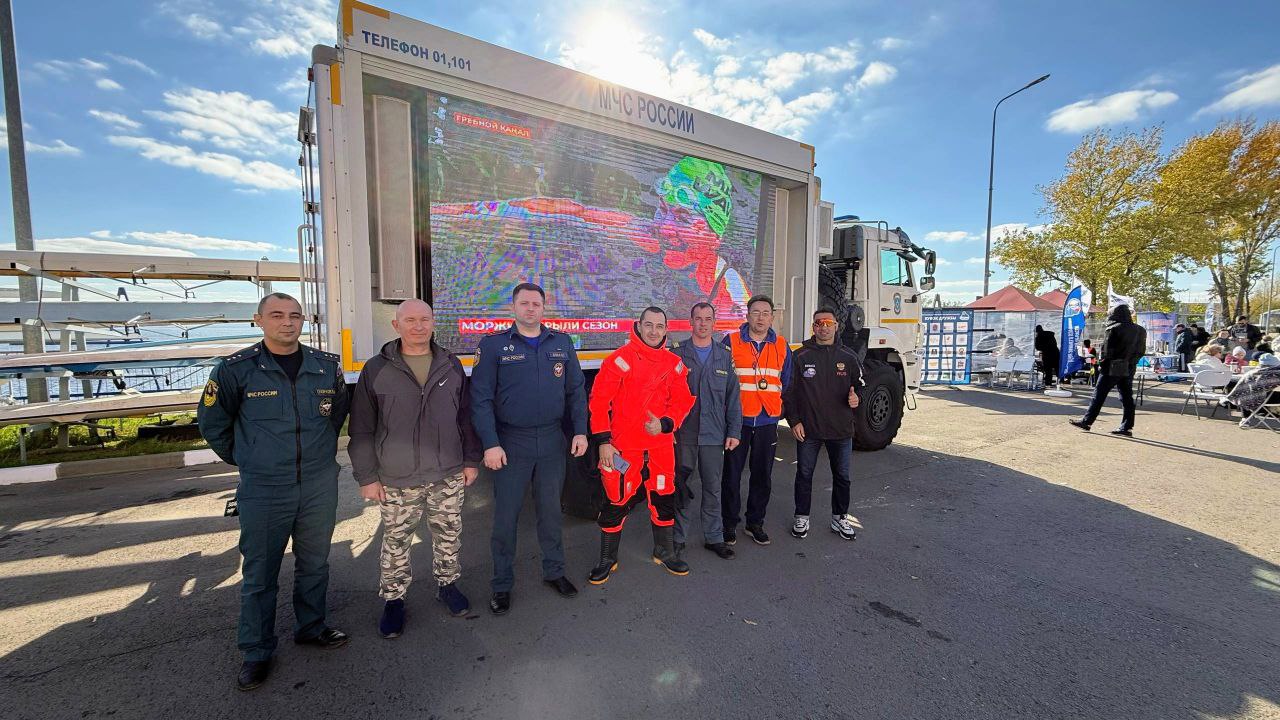 Кто-то утепляется, а они скидывают с себя всё!