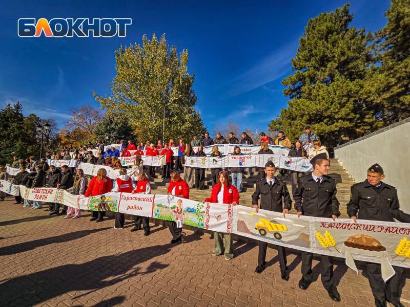Фоторепортаж: в Ростове отметили День народного единства большим хороводом Фоторепортаж: в Ростове отметили День народного единства большим хороводом