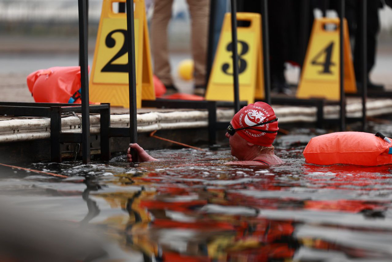 Кто-то утепляется, а они скидывают с себя всё! Кто-то утепляется, а они скидывают с себя всё!