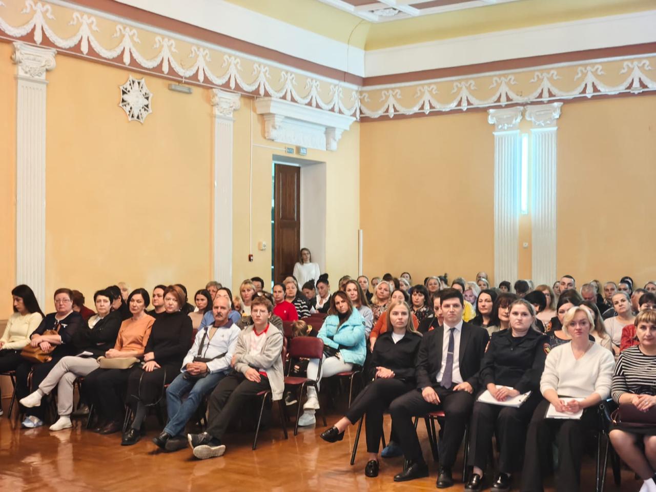 В Таганроге полицейские приняли участие в общешкольном родительском собрании В Таганроге полицейские приняли участие в общешкольном родительском собрании