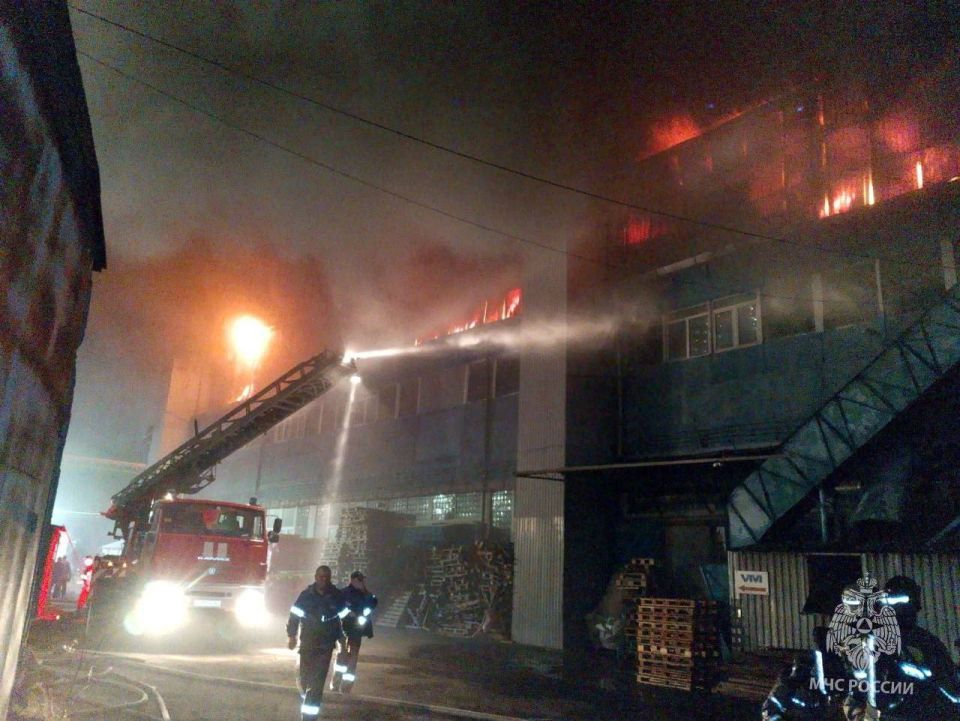 Крупный пожар на складе ликвидируют в Ростове