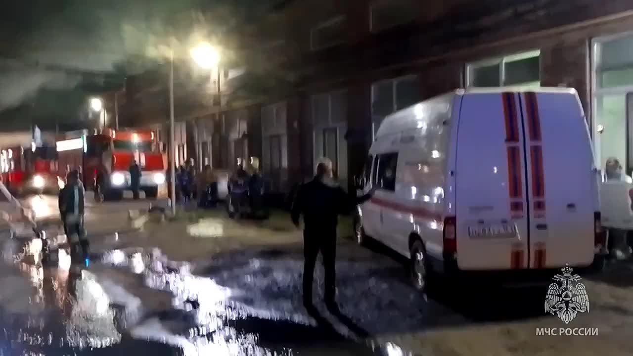 Трёхэтажный склад полыхает на площади 1,6 тыс