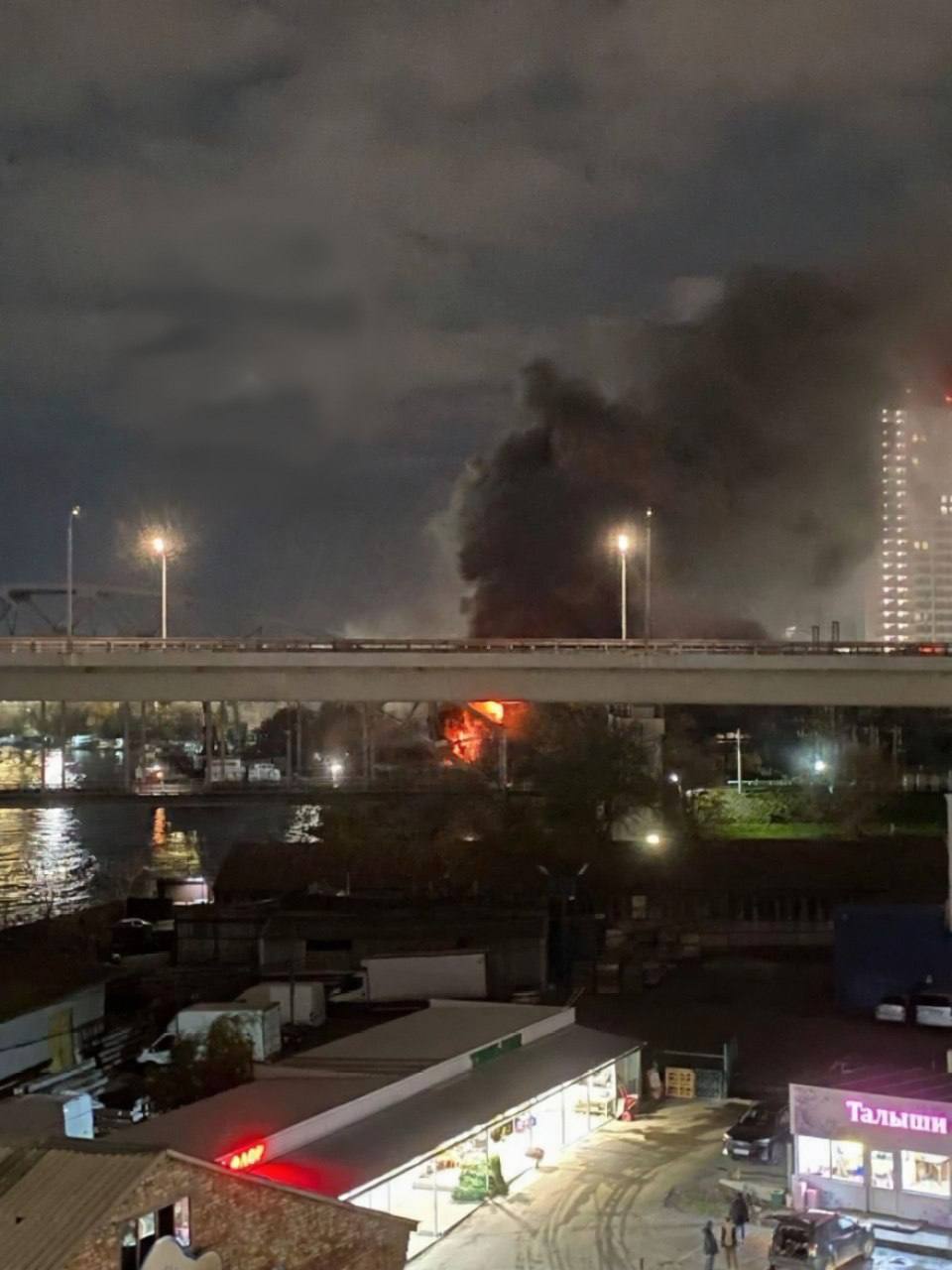 В Ростове у Темерницкого моста загорелся 3-этажный склад
