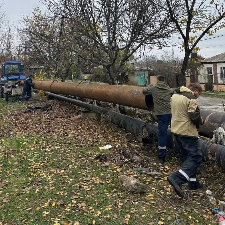 Временно исполняющий полномочия главы Новочеркасска Николай Толмачёв и исполняющий обязанности заместителя Владимир Костюк оперативно прибыли на улицу Береговую, где произошел прорыв магистрального трубы диаметром 500 мм Временно исполняющий полномочия главы Новочеркасска Николай Толмачёв и исполняющий обязанности заместителя Владимир Костюк оперативно прибыли на улицу Береговую, где произошел прорыв магистрального трубы диаметром 500 мм