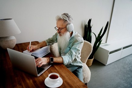 Как пенсионеры могут зарабатывать онлайн: реальные способы с нуля и без вложений