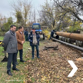Временно исполняющий полномочия главы Новочеркасска Николай Толмачёв и исполняющий обязанности заместителя Владимир Костюк оперативно прибыли на улицу Береговую, где произошел прорыв магистрального трубы диаметром 500 мм