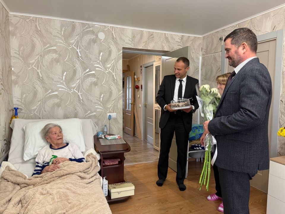 Сегодня мне выпала особая честь — лично поздравить с 98летием Анну Яковлевну Биркину, почётного гражданина Новочеркасска и ветерана Великой Отечественной войны