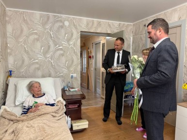 Сегодня мне выпала особая честь — лично поздравить с 98летием Анну Яковлевну Биркину, почётного гражданина Новочеркасска и ветерана Великой Отечественной войны