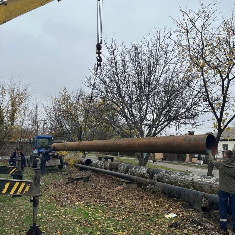 Временно исполняющий полномочия главы Новочеркасска Николай Толмачёв и исполняющий обязанности заместителя Владимир Костюк оперативно прибыли на улицу Береговую, где произошел прорыв магистрального трубы диаметром 500 мм Временно исполняющий полномочия главы Новочеркасска Николай Толмачёв и исполняющий обязанности заместителя Владимир Костюк оперативно прибыли на улицу Береговую, где произошел прорыв магистрального трубы диаметром 500 мм