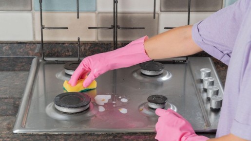 Плита всегда будет чистой: обработайте поверхность этим дешевым средством из аптечки