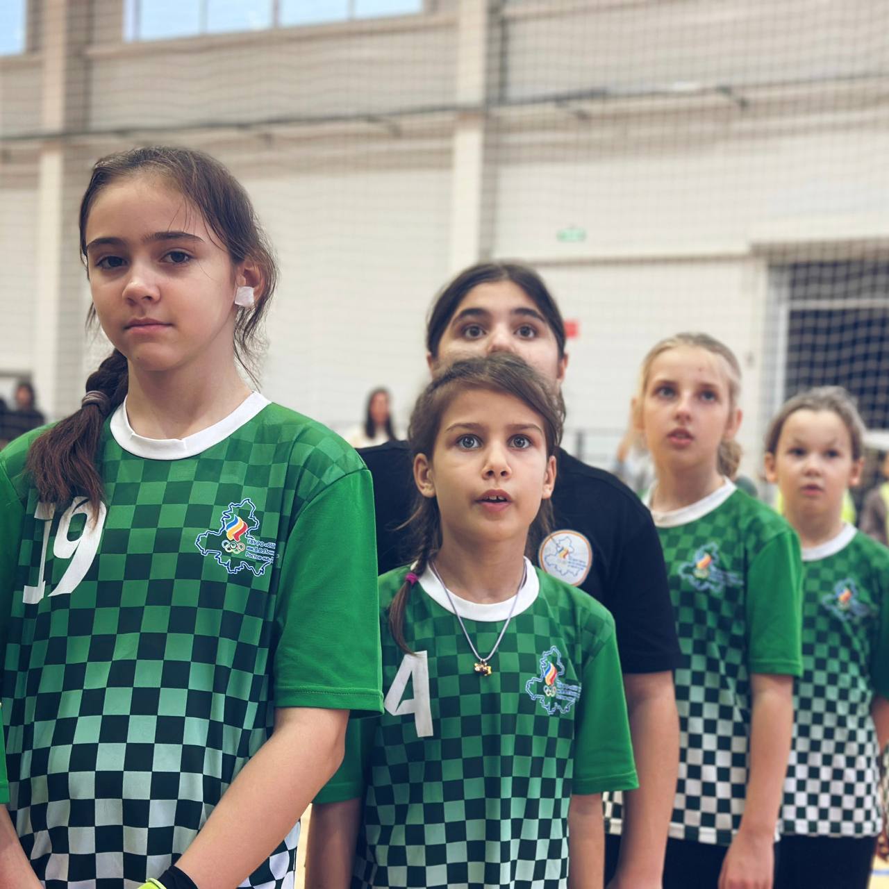 Третий год подряд гандбольный турнир памяти Владимира Николаевича Пелевина стартовал в новом физкультурно-оздоровительном комплексе стадиона «Ермак» № 2. В соревнованиях среди девочек до 12 лет приняли участие более 180 юных... Третий год подряд гандбольный турнир памяти Владимира Николаевича Пелевина стартовал в новом физкультурно-оздоровительном комплексе стадиона «Ермак» № 2. В соревнованиях среди девочек до 12 лет приняли участие более 180 юных...