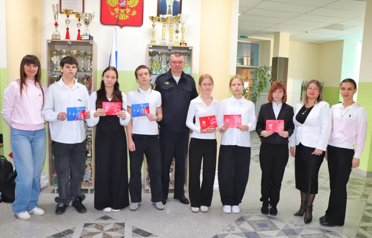 Сотрудники полиции города Гуково приняли участие во Всероссийской акции «Мы граждане России» Сотрудники полиции города Гуково приняли участие во Всероссийской акции «Мы граждане России»