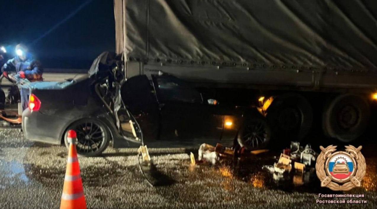 На М-4 «Дон» водитель BMW разбился о грузовик На М-4 «Дон» водитель BMW разбился о грузовик