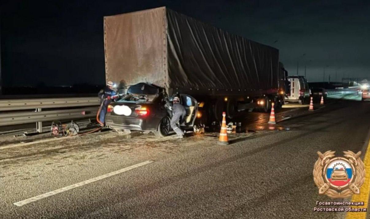 На М-4 «Дон» водитель BMW разбился о грузовик На М-4 «Дон» водитель BMW разбился о грузовик