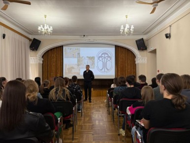 Полицейский Неклиновского отдела полиции провел встречу со студентами