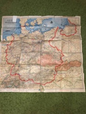 Комната 20-летнего Матвея похожа на музей, и всё благодаря дедушкиному ящику, который тот считал хламом