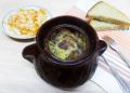 Комфортное горшочное блюдо: питомец вкусов с картофелем, свининой и грибами