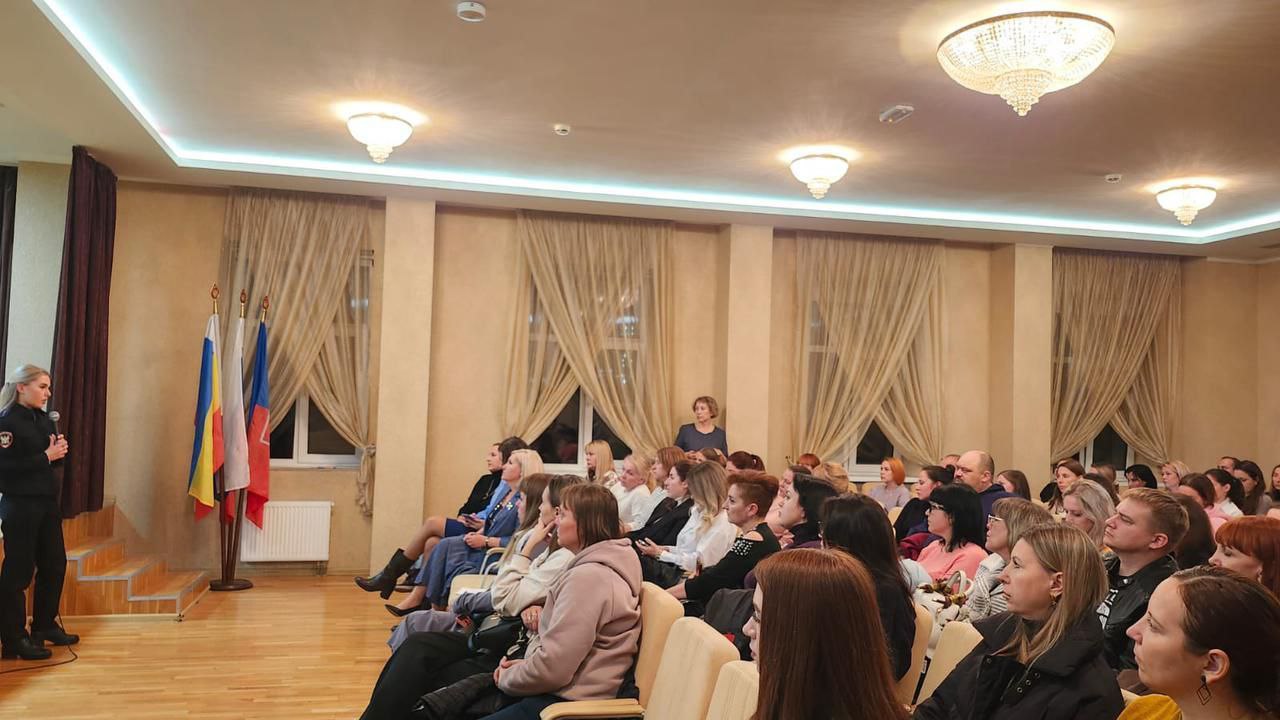 Сотрудники по делам несовершеннолетних Ростовского линейного управления МВД России на транспорте совместно с представителем прокуратуры Ленинского района и инспекторами ПДН отдела полиции № 4 УМВД России по г....