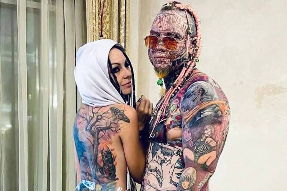 На спине тренируется 15-летняя дочь: Ростовчанка сделала тату на половине тела, а во время онкологии забила голову