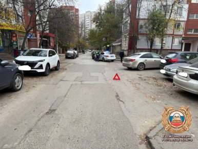 Сотрудники полиции устанавливают обстоятельства ДТП с пострадавшим пожилым пешеходом