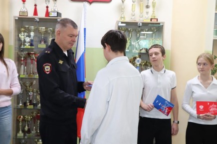 Сотрудники полиции города Гуково приняли участие во Всероссийской акции «Мы граждане России»