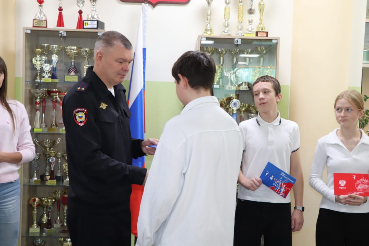 Сотрудники полиции города Гуково приняли участие во Всероссийской акции «Мы граждане России»