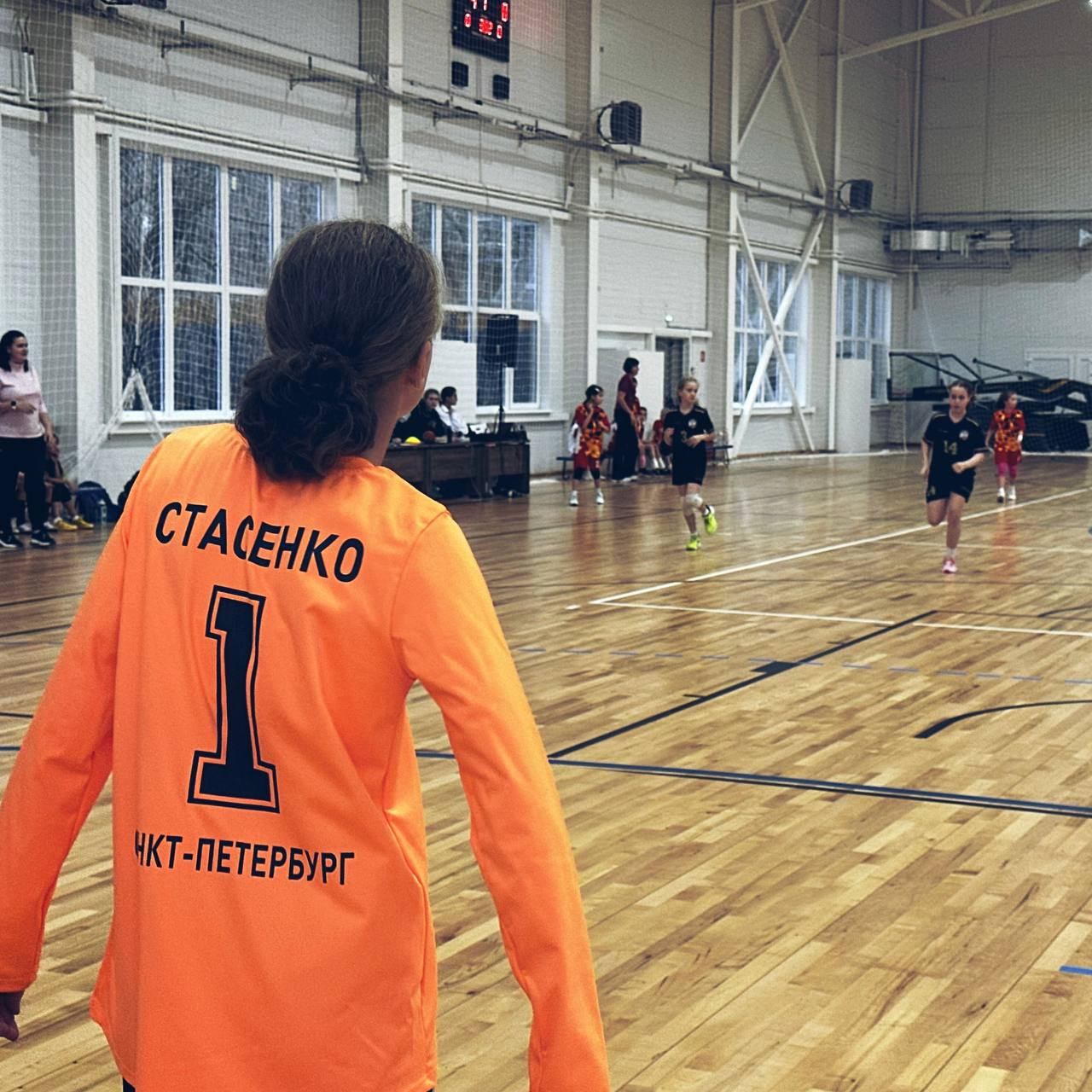 Третий год подряд гандбольный турнир памяти Владимира Николаевича Пелевина стартовал в новом физкультурно-оздоровительном комплексе стадиона «Ермак» № 2. В соревнованиях среди девочек до 12 лет приняли участие более 180 юных... Третий год подряд гандбольный турнир памяти Владимира Николаевича Пелевина стартовал в новом физкультурно-оздоровительном комплексе стадиона «Ермак» № 2. В соревнованиях среди девочек до 12 лет приняли участие более 180 юных...