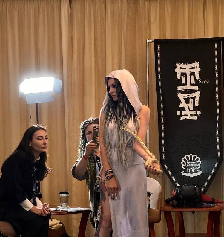 На спине тренируется 15-летняя дочь: Ростовчанка сделала тату на половине тела, а во время онкологии забила голову На спине тренируется 15-летняя дочь: Ростовчанка сделала тату на половине тела, а во время онкологии забила голову