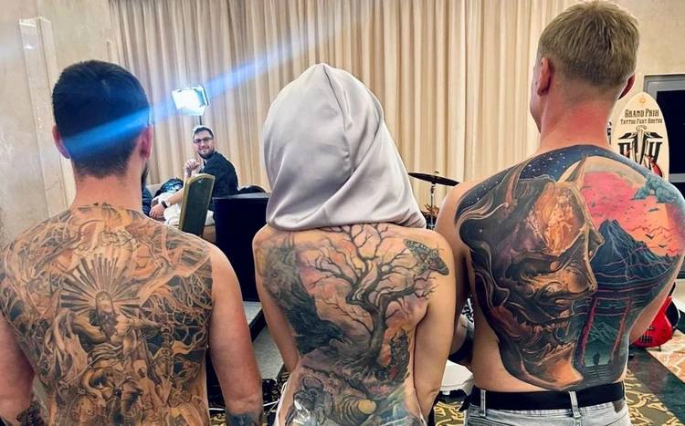 На спине тренируется 15-летняя дочь: Ростовчанка сделала тату на половине тела, а во время онкологии забила голову На спине тренируется 15-летняя дочь: Ростовчанка сделала тату на половине тела, а во время онкологии забила голову