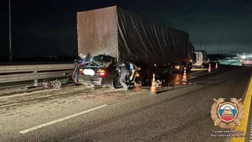 В Ростовской области BMW влетела в стоящий на обочине грузовик, погиб человек