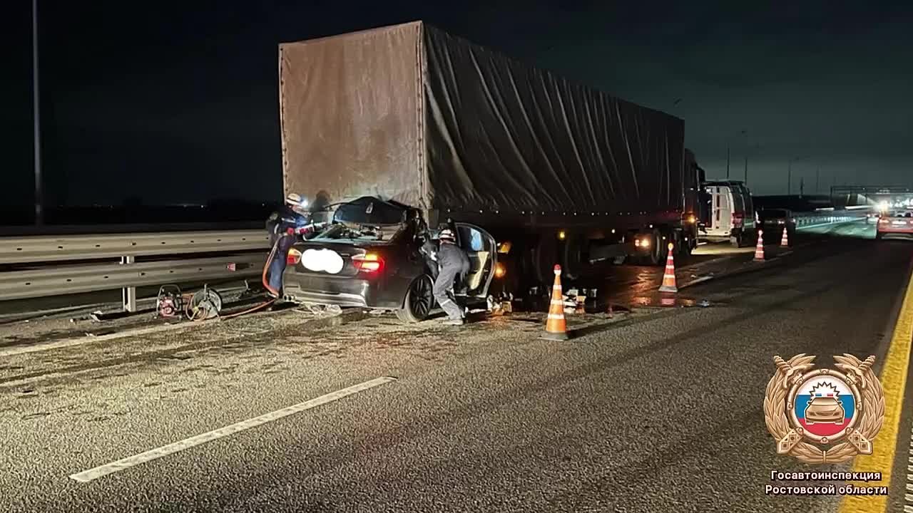 В Ростовской области BMW влетела в стоящий на обочине грузовик, погиб человек