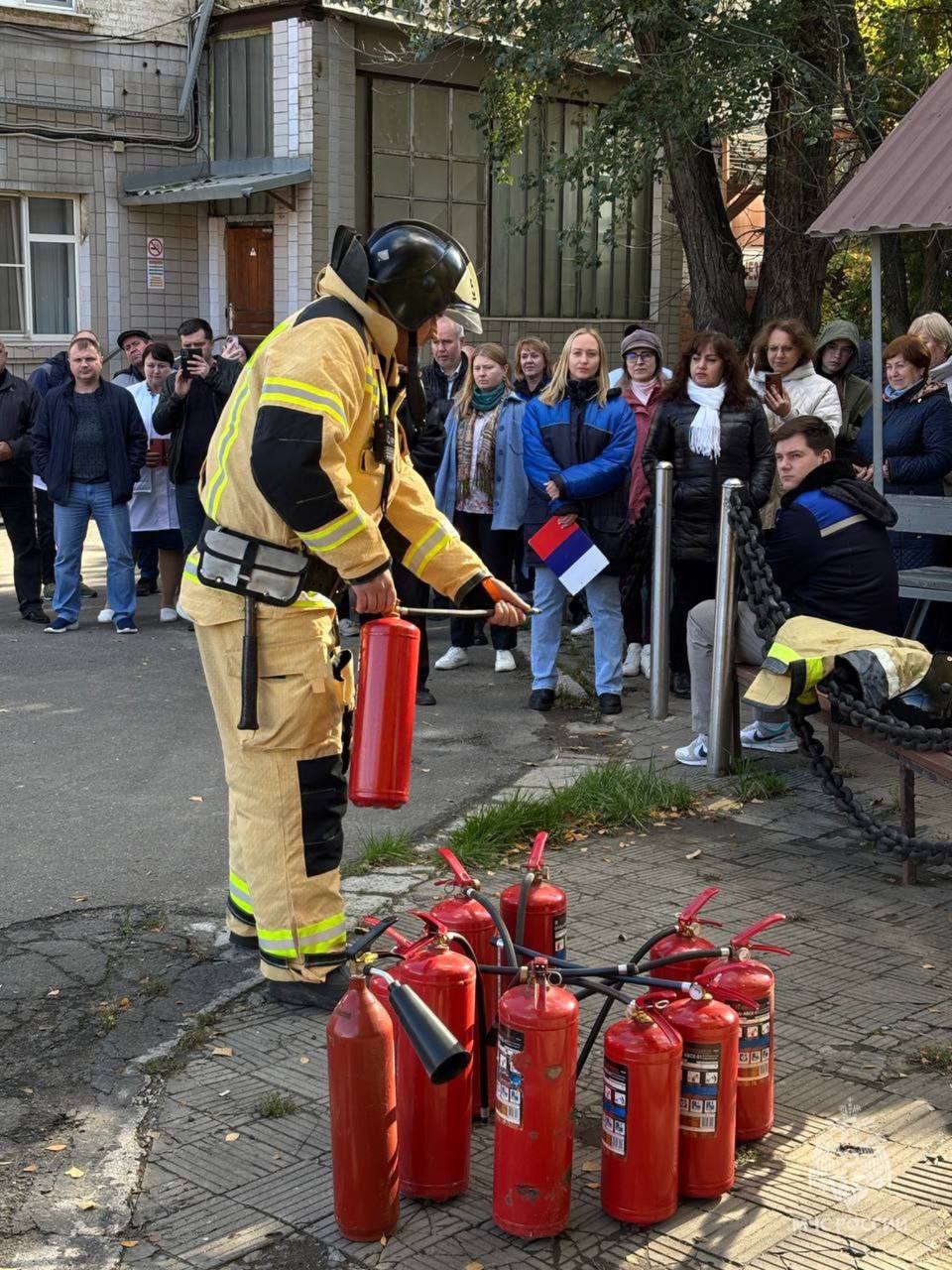 К тушению пожара готовы!. Огнеборцы МЧС России провели противопожарную тренировку на ростовском колбасном заводе «Тавр» Целью мероприятия стала отработка действий пожарных и администрации объекта при возникновения нештатной... К тушению пожара готовы!. Огнеборцы МЧС России провели противопожарную тренировку на ростовском колбасном заводе «Тавр» Целью мероприятия стала отработка действий пожарных и администрации объекта при возникновения нештатной...